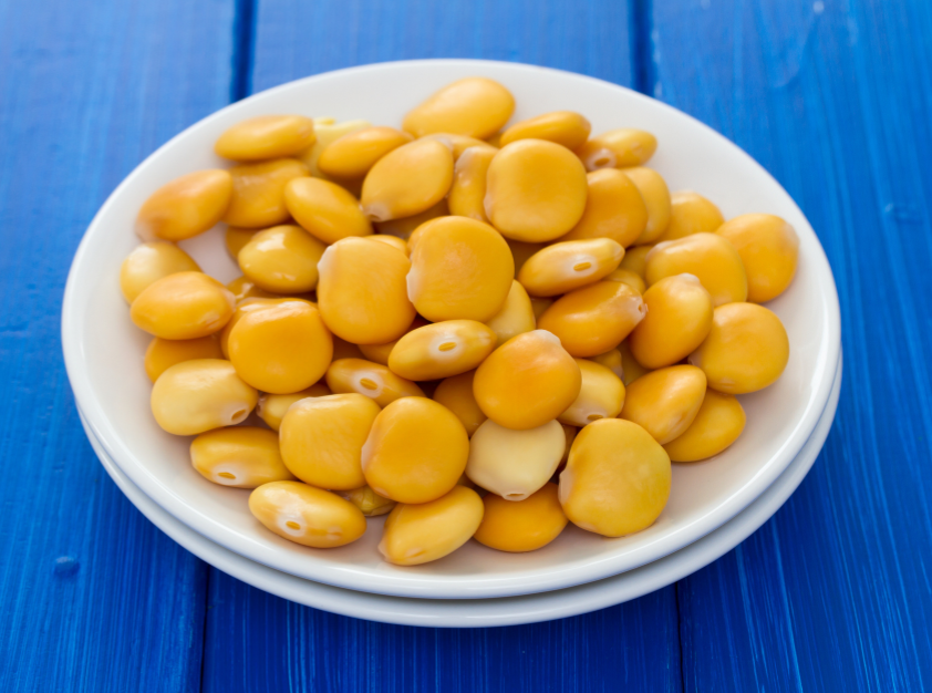 Tremoços podávané v misce jako zdravá portugalská svačina